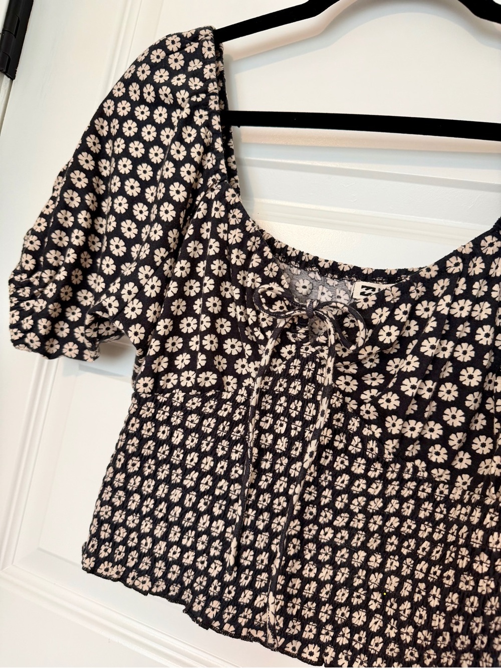 Billabong Black Crean Flower Puff-Sleeve Scoop-neck Crop Top Size L - Picture 4 of 8
